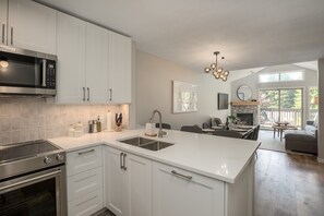 Maison, plusieurs lits, bain à remous, vue montagne (Jersey Cream at Arrowhead Point) | Cuisine privée