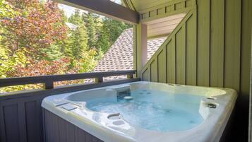 House, Multiple Beds, Hot Tub, Mountain View (Jersey Cream at Arrowhead Point) | Outdoor spa tub