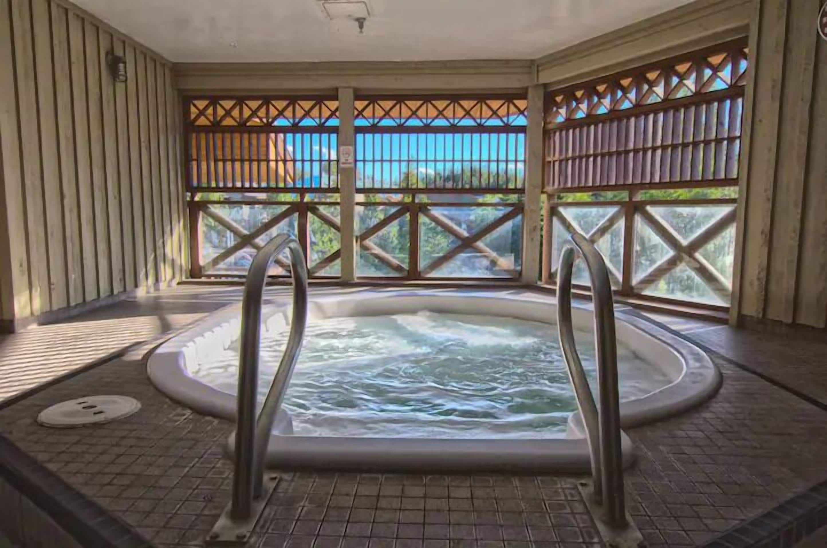 Condo, 1 Queen Bed with Sofa bed, Hot Tub, Mountain View (Misty Mountain at Marketplace Lodge) | Indoor spa tub
