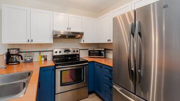 Apartment, Multiple Beds, Hot Tub, Mountain View (Mountain View Suite at Marketplace Lo) | Private kitchen