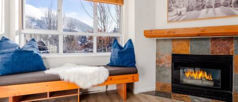 Apartment, Multiple Beds, Hot Tub, Mountain View (Mountain View Suite at Marketplace Lo) | Living area
