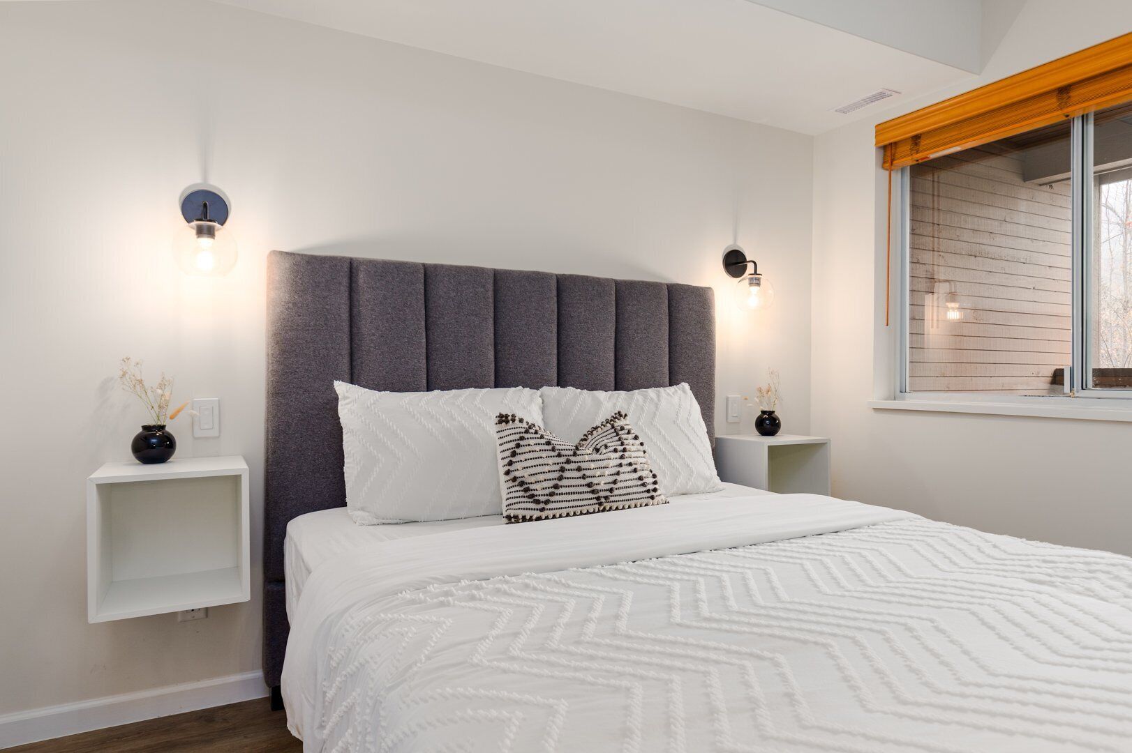 Appartement, Plusieurs lits, baignoire à remous (Mountain View Suite at Marketplace Lo) | 2 chambres, décor unique, ameublement unique, literie fournie