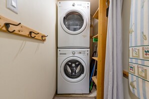 Apartment, Mehrere Betten, Whirlpool, Bergblick (Mountain View Suite at Marketplace Lo) | Wäschereiservice