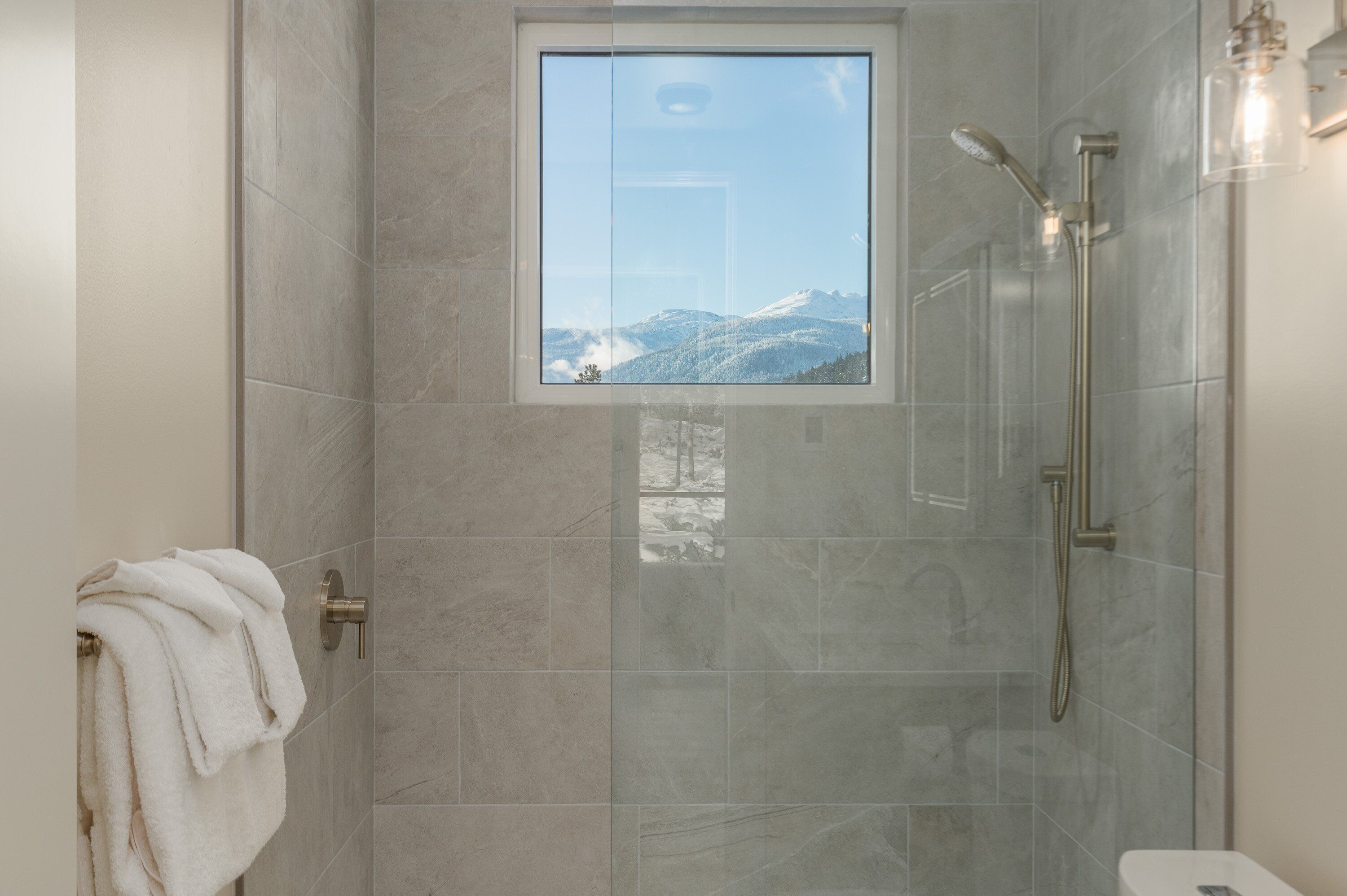 Appartement, 2 grands lits, patio, vue sur la montagne (Nature's Nook at WedgeWoods) | Salle de bain | Serviettes fournies