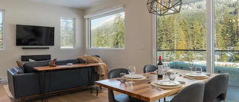 Apartment, 2 Queen Beds, Patio, Mountain View (Nature's Nook at WedgeWoods) | 2 bedrooms, individually decorated, individually furnished, bed sheets