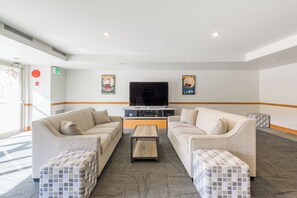 อพาร์ทเมนท์, เตียงคิงไซส์ 1 เตียง และโซฟาเบด, ใช้สระว่ายน้ำได้ (Panorama Suite at the Aspens) | บริเวณนั่งเล่น