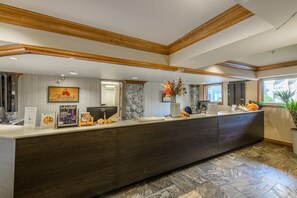 Lobby - Powder Peak at the Aspens (Whistler)
