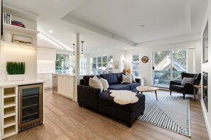 Living area - Sapphire Retreat at Snowbird (Whistler)