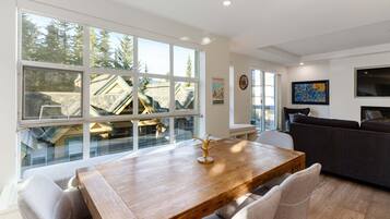 Maison, Plusieurs lits, baignoire à remous, vue sur la montagne (Sapphire Retreat at Snowbird) | Intérieur