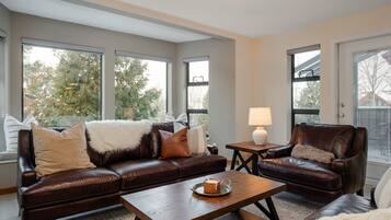 Apartment, Multiple Beds, Hot Tub, Mountain View (Seven Pines at Greyhawk) | Living area