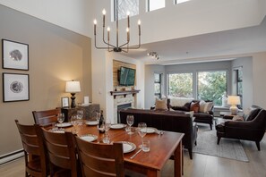Căn hộ, nhiều giường, bồn tắm nước nóng, quang cảnh núi (Seven Pines at Greyhawk) | Khu phòng khách