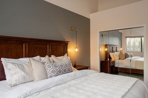 アパートメント ベッド (複数台) スパ浴槽 マウンテンビュー (Seven Pines at Greyhawk) | 3 室のベッドルーム、客室ごとに異なる装飾、客室ごとに異なるインテリア