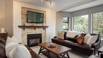 Apartment, Multiple Beds, Hot Tub, Mountain View (Seven Pines at Greyhawk) | Living area