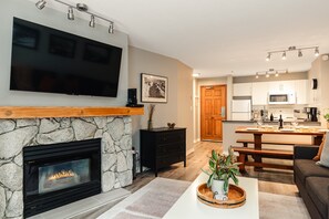 Apartment, Mehrere Betten, Poolzugang, Bergblick (Skywalk Suite at the Aspens) | Wohnbereich