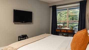 Apartment, Multiple Beds, Pool Access, Mountain View (Skywalk Suite at the Aspens) | 1 bedroom, individually decorated, individually furnished, bed sheets
