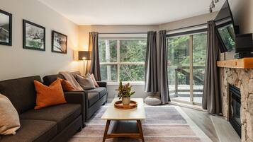 Apartment, Multiple Beds, Pool Access, Mountain View (Skywalk Suite at the Aspens) | Living area