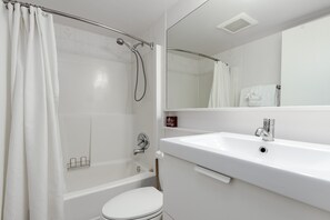 Bathroom - The Nest at Gondola Village (Whistler)
