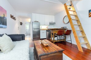 Living area - The Nest at Gondola Village (Whistler)