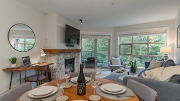 Condo, 1 très grand lit et 1 canapé-lit, accès à la piscine (The Treehouse at the Aspens) | 1 chambre, décor unique, ameublement unique, literie fournie