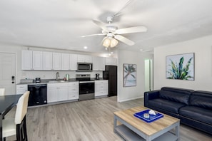 House, Multiple Beds (Eucalyptus C) | Private kitchen