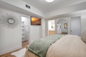 2 bedrooms, desk, iron/ironing board, free WiFi - West Palm Beach Oasis | Private Pool Retreat & Open Air Lounge | King Bed & 2 Queen Beds | Grill | TheLiliPad (West Palm Beach)