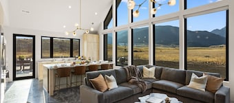 Indulge in the Ultimate Western Retreat: Ideal location close to adventures