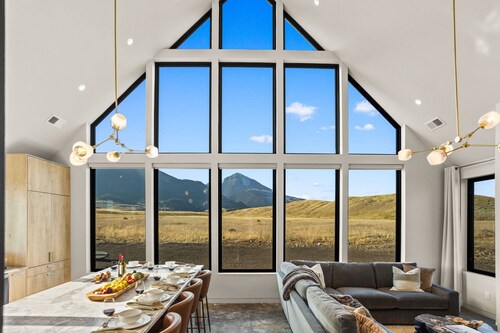 Indulge in the Ultimate Western Retreat: Ideal location close to adventures