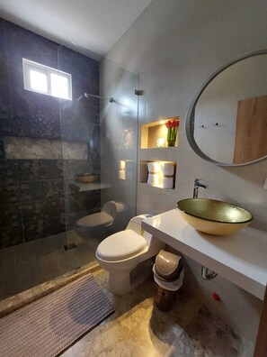 Toallas, jabón, shampoo, papel de baño 
