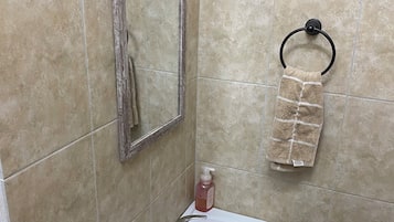 Een douche, een haardroger, handdoeken, zeep