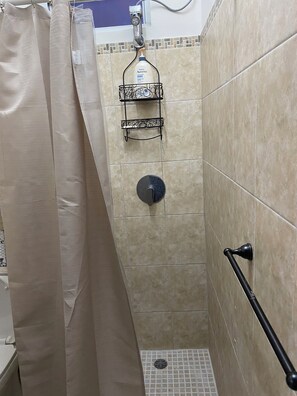 Douche, sèche-cheveux, serviettes fournies, savon