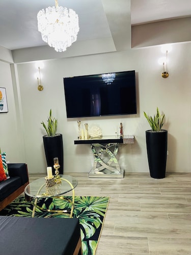 Relax & Unwind in Luxury - Cozy 2 bedroom Apartment in Careffe Monchy!