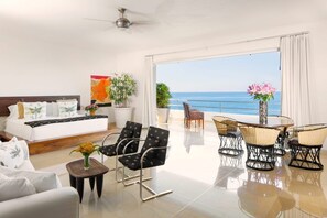 9 Schlafzimmer, Zimmersafe, Schreibtisch, Bügeleisen/Bügelbrett