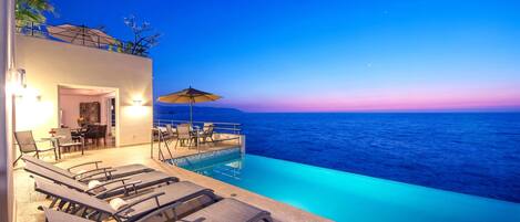 Alberca al aire libre y alberca climatizada