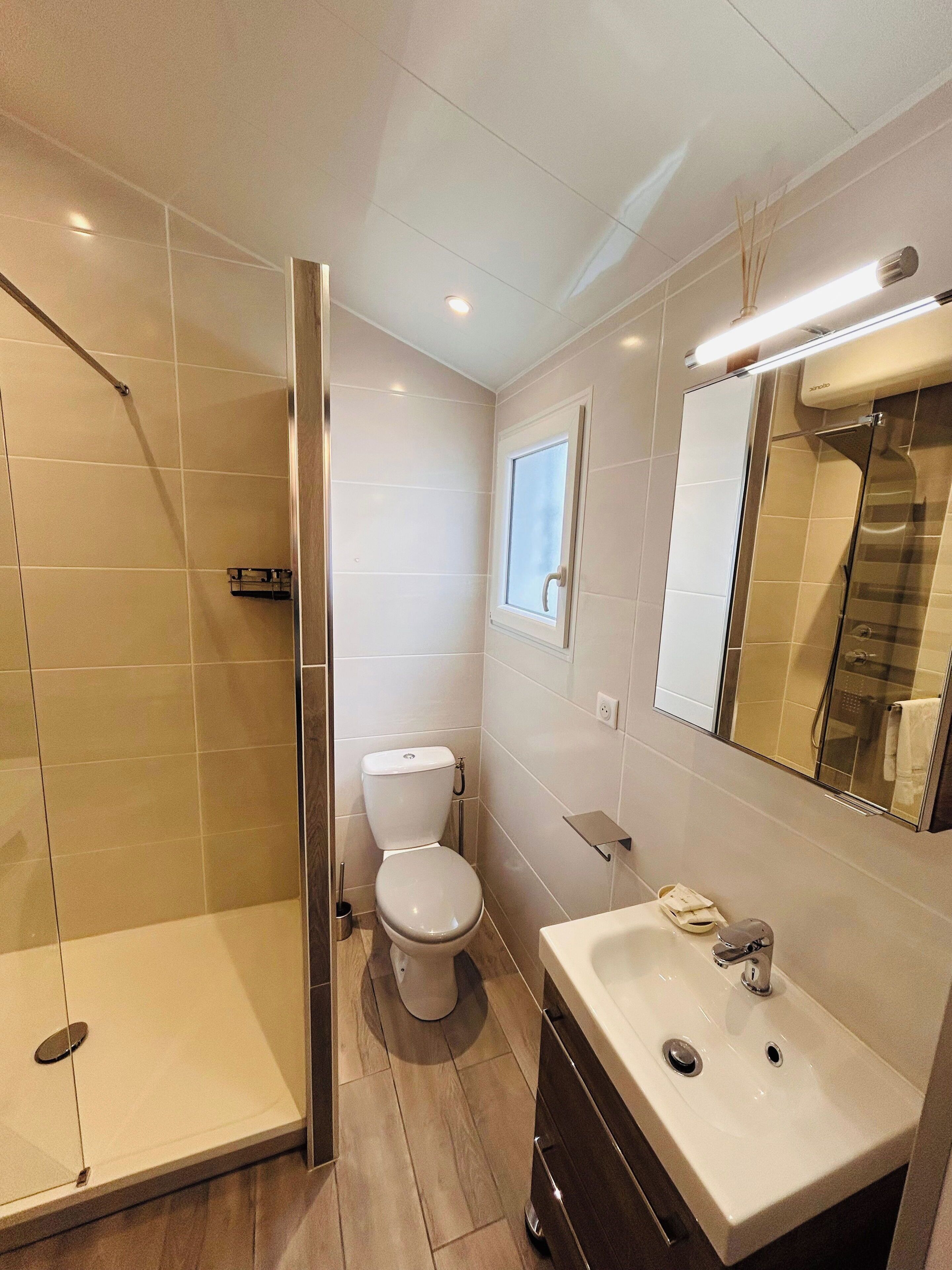 Secador de pelo y toallas