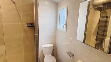 Secador de pelo y toallas