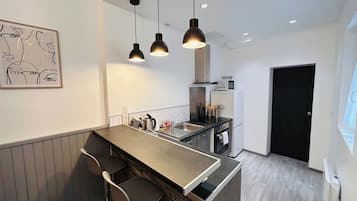 Frigorífico, microondas, horno y cafetera o tetera