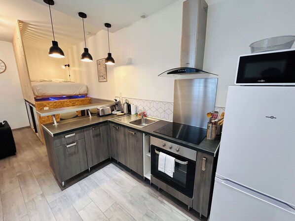 Fridge, microwave, oven, coffee/tea maker