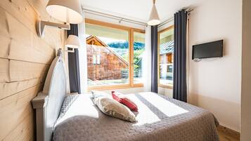 5 bedrooms, iron/ironing board, WiFi, bed sheets