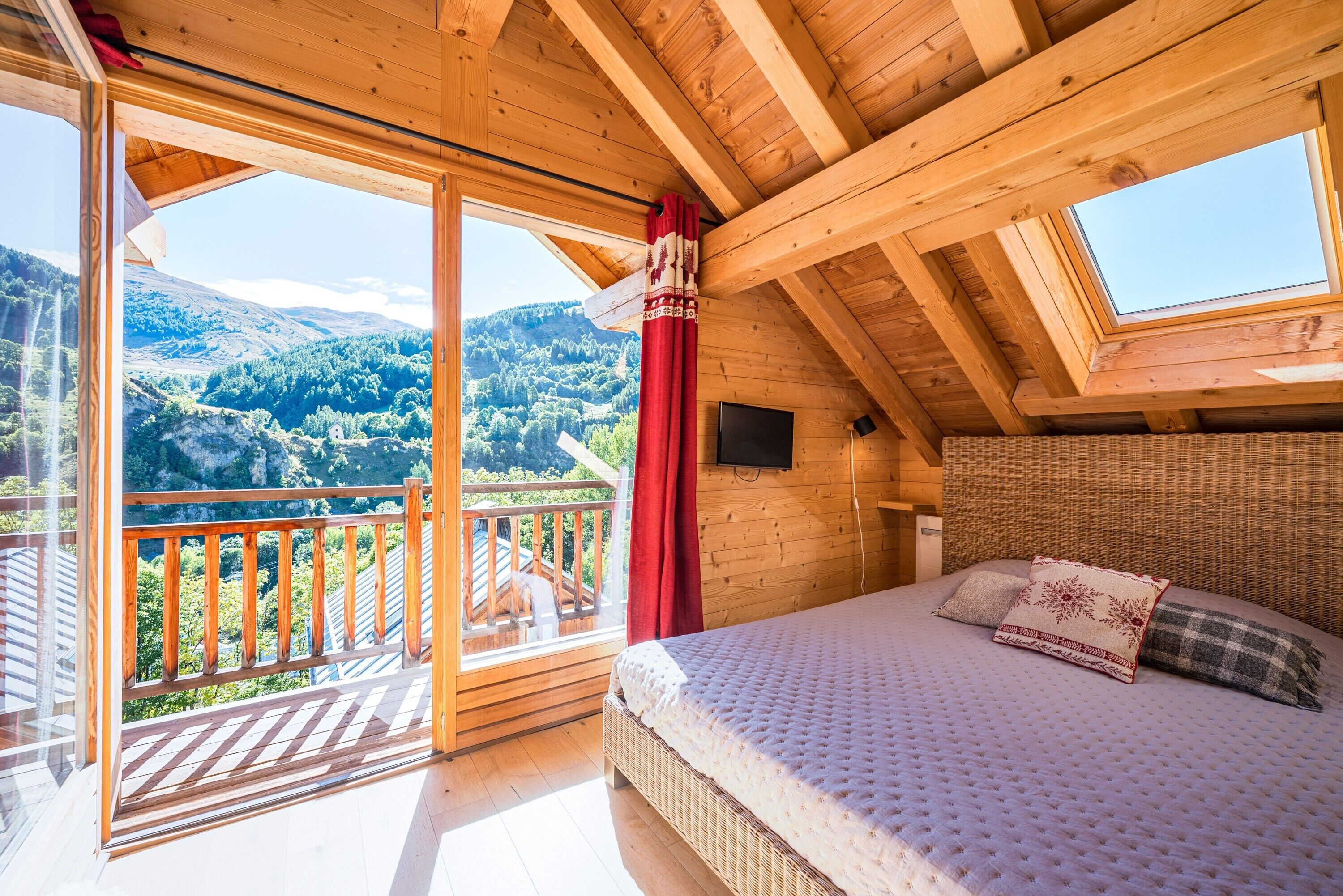 5 bedrooms, iron/ironing board, WiFi, bed sheets