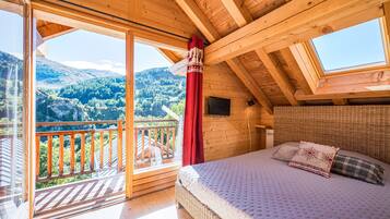 5 bedrooms, iron/ironing board, WiFi, bed sheets