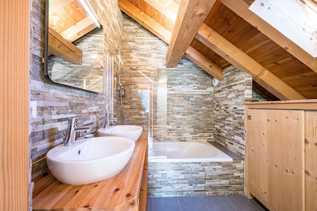 Shower, free toiletries, hair dryer, towels. Charming Chalet for Ski & Mountain Stay