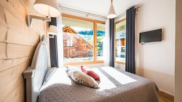 5 bedrooms, iron/ironing board, WiFi, bed sheets