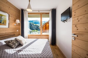 5 bedrooms, iron/ironing board, WiFi, bed sheets