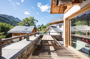 Outdoor dining - Charming Chalet for Ski & Mountain Stay (Valloire)