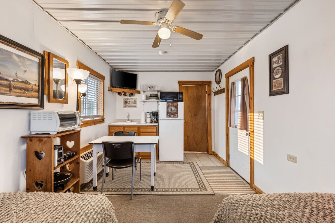 Kühlschrank, Mikrowelle, Wasserkocher mit Kaffee-/Teezubehör, Toaster