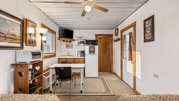 Kühlschrank, Mikrowelle, Wasserkocher mit Kaffee-/Teezubehör, Toaster