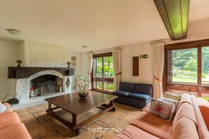 Basic Apartment | Living area