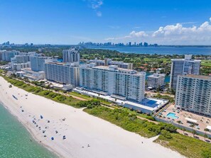 On the beach - Elara Beachfront 2 BRS Direct OceanView w Parking (Miami Beach)