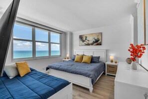 2 soverom, skrivebord, strykejern/-brett og reiseseng for barn