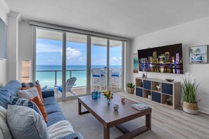 Smart TV, offices - Elara Beachfront 2 BRS Direct OceanView w Parking (Miami Beach)
